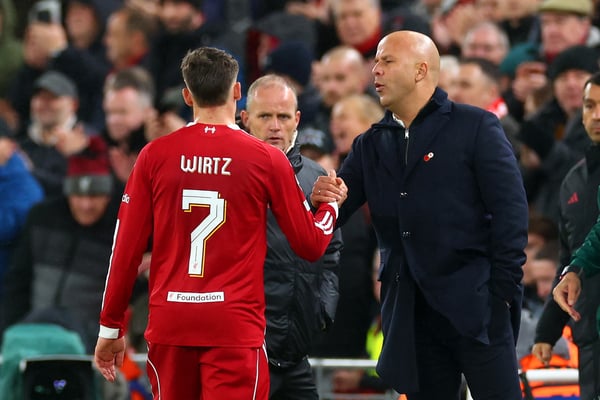 世界杯FIFA体育新闻：斯洛特对维尔茨说了许多支持的话。/ 克里斯·布伦斯基尔/Fantasista/Getty Images