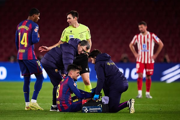 世界杯FIFA体育新闻：佩德里在场上接受治疗后退出了比赛。/ Pablo Rodriguez/Quality Sport Images/Getty Images