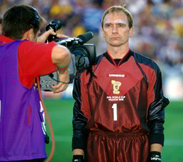 世界杯FIFA体育新闻：1998年6月23日——国际足联世界杯——苏格兰对阵摩洛哥——苏格兰门将吉姆·莱顿在奏国歌时被电视摄像机怼到脸上。（图片来源：Mark Leech/Getty Images）