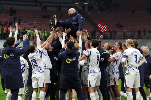 世界杯FIFA体育新闻：挪威队在获得2026年世界杯参赛资格后，与教练斯塔勒·索尔巴肯一同庆祝。