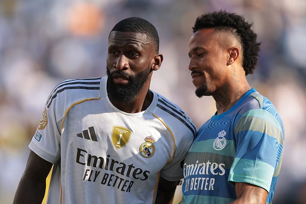 世界杯FIFA体育新闻：安东尼奥·吕迪格（左）和埃德·米利唐在对阵赫罗纳的比赛中复出。 /乔纳森·莫斯克罗普/盖蒂图片社