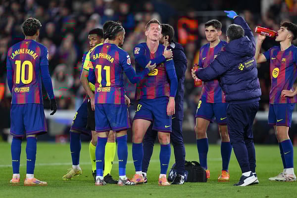 世界杯FIFA体育新闻：丹尼·奥尔莫（中）在打入制胜球后受伤，无法庆祝。/ David Ramos/Getty Images