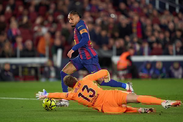 世界杯FIFA体育新闻：拉菲尼亚（上图）摆脱了扬·奥布拉克的防守，打入了他两个多月以来的首粒进球。/ Pedro Salado/Getty Images