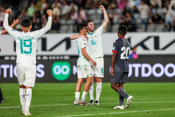 世界杯FIFA体育新闻：蒂姆·佩恩和新西兰队友在第26届大洋洲世界杯预选赛决赛中庆祝进球