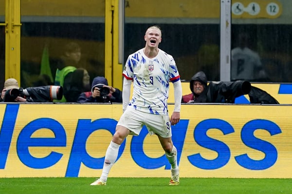 世界杯FIFA体育新闻：埃尔林·哈兰德为挪威和曼城队都取得了惊人的进球速度。/ Daniela Porcelli/Sports Press Photo/Getty Images