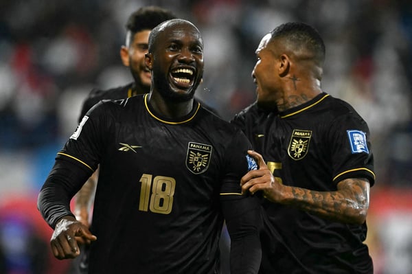 世界杯FIFA体育新闻：巴拿马庆祝攻破危地马拉球门