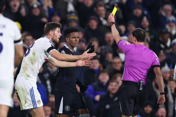 世界杯FIFA体育新闻：埃斯特旺在退赛前受到了警告。/ Robbie Jay Barratt/AMA/Getty Images