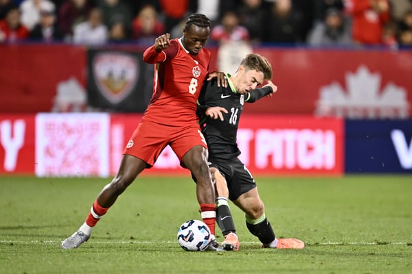 世界杯FIFA体育新闻：伊斯梅尔·科内（左）和马克斯·巴拉德（右）在10月份加拿大与澳大利亚的一场友谊赛中展开较量。/ Minas Panagiotakis/Getty Images