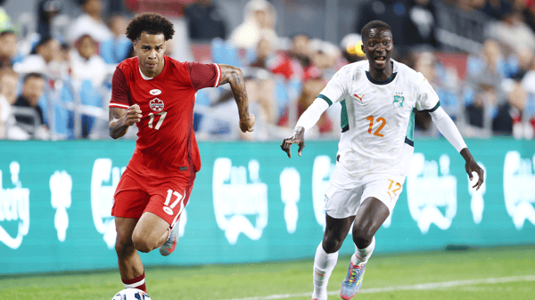 世界杯FIFA体育新闻：去年夏天，塔琼·布坎南（左）和穆罕默德·迪奥曼德（右）代表加拿大和科特迪瓦参加了加拿大盾板球锦标赛。/ Vaughn Ridley/Getty Images