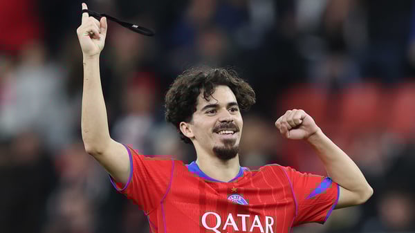 世界杯FIFA体育新闻：维蒂尼亚在英超联赛表现不佳后，加盟巴黎圣日耳曼后在中场表现出色。/ Crystal Pix/MB Media/Getty Images