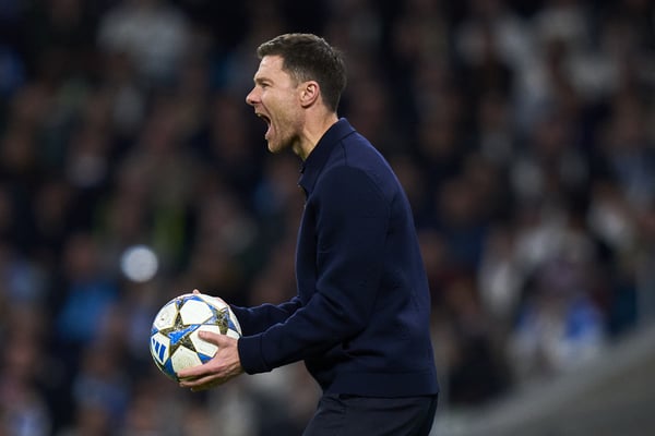 哈维·阿隆索最大的难题出在后防线上。/ Diego Souto/Getty Images