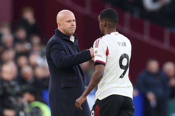 阿恩·斯洛特(左)未来会对伊萨克有更高的期望。/ Alex Pantling/Getty Images