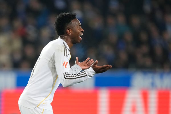 维尼修斯·儒尼奥尔认为他为皇家马德里赢得了一粒明显的点球,对手是阿拉维斯。/ Jose Breton/Pics Action/NurPhoto/Getty Images