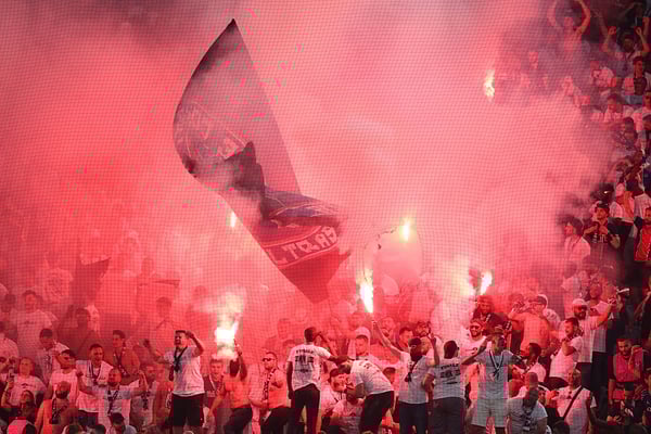 巴黎圣日耳曼球迷将全力支持奥斯曼·登贝莱。/ Mohammad Javad Abjoushak/SOPA Images/LightRocket/Getty Images