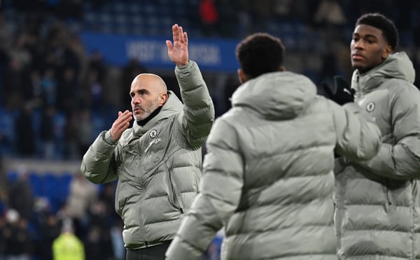 恩佐·马雷斯卡受到了切尔西远征球迷的致敬。/ Darren Walsh/切尔西足球俱乐部/Getty Images