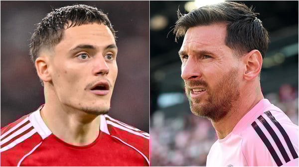 弗洛里安·维尔茨(左)和莱昂内尔·梅西成为今日八卦新闻的头条。/ Harry Langer/DeFodi Images/Elsa/Getty Images