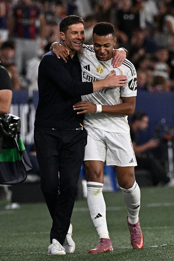 基利安·姆巴佩（右）在哈维·阿隆索的指导下表现出色。/ Jose Jordan/AFP/Getty Images