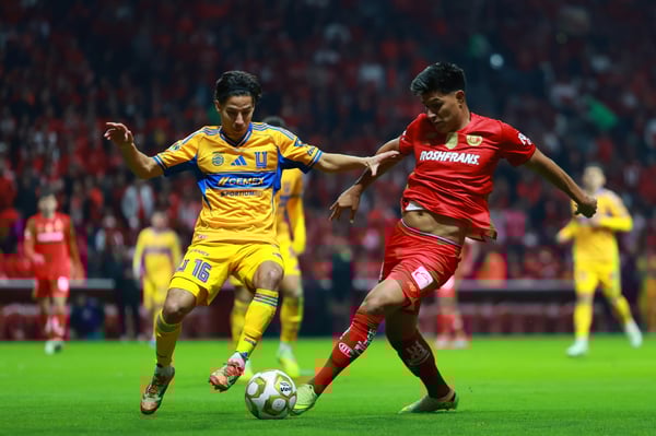 墨西哥足球甲级联赛决赛入围者迭戈·莱内斯(左)和赫苏斯·加拉多应该代表墨西哥参加一月份的训练营。 /奥古斯丁·奎瓦斯/盖蒂图片社