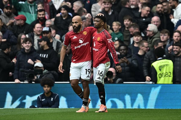 曼联右路将缺少两名关键球员。/ Sebastian Frej/MB Media/Getty Images