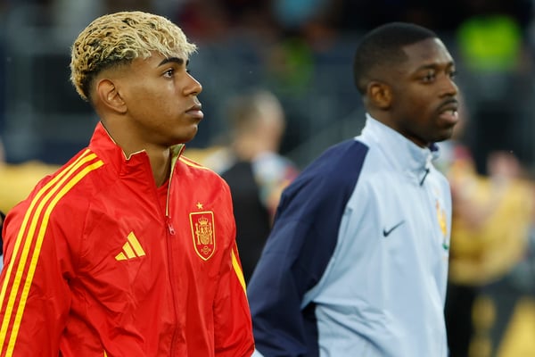 拉明·亚马尔(左)和奥斯曼·登贝莱分别获得2025年金球奖第二名和第一名。/ Jean Catuffe/Getty Images