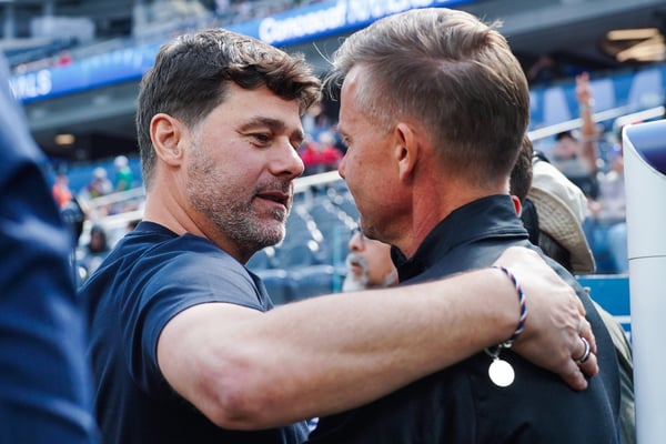 毛里西奥·波切蒂诺(左)在唯一一场国际比赛中负于杰西·马什执教的加拿大队。/ Alexis Quiroz/Jam Media/Getty Images