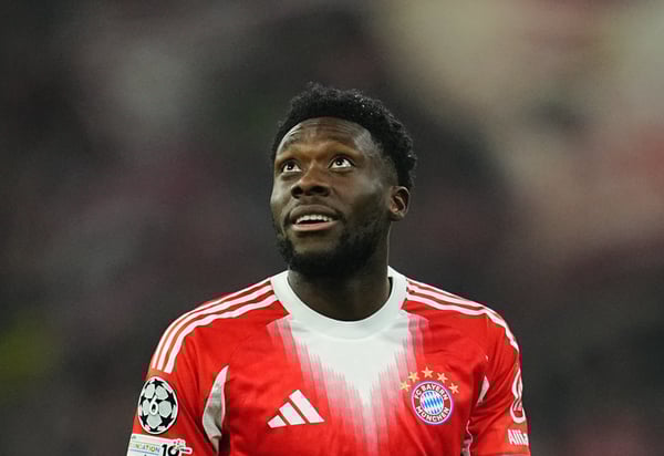 阿方索·戴维斯透露了他在接受前交叉韧带和半月板手术后所面临的心理挑战。/ lrik Pedersen/NurPhoto/Getty Images