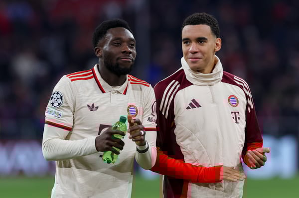 阿方索·戴维斯（左）详细介绍了贾马尔·穆西亚拉（右）在他康复期间给予的关键支持。/ Marco Steinbrenner/DeFodi Images/Getty Images