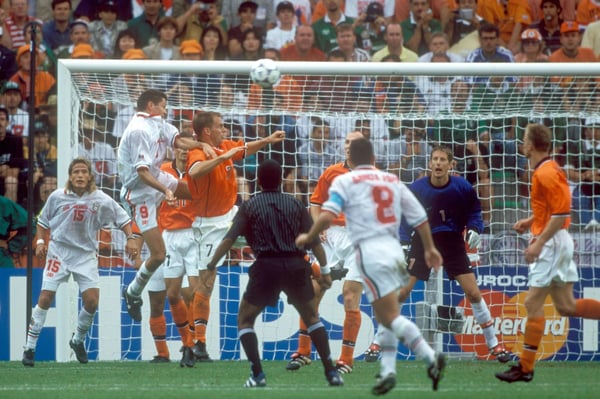 里卡多·佩莱斯在1998年法国世界杯上代表墨西哥队攻破荷兰队的球门。