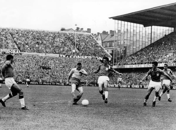 尼尔斯·利德霍尔姆在1958年国际足联世界杯决赛中为瑞典队攻破巴西队的球门。