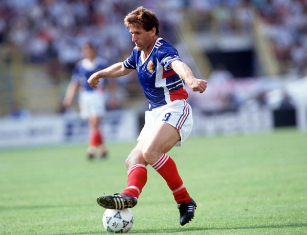 萨费特·苏西奇在 1990 年意大利世界杯上代表南斯拉夫对阵阿拉伯联合酋长国