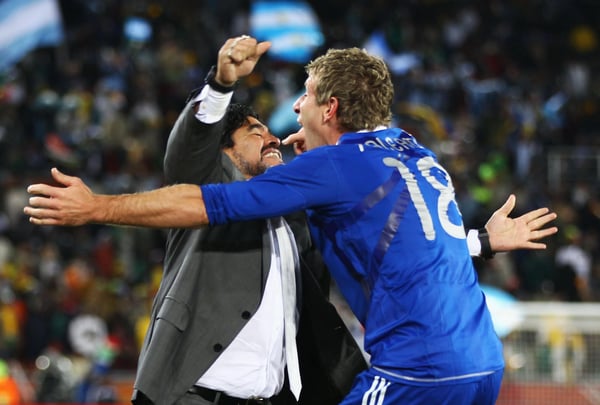 马丁·帕勒莫在2010年南非世界杯阿根廷对阵希腊的比赛中进球后，与迭戈·马拉多纳庆祝。