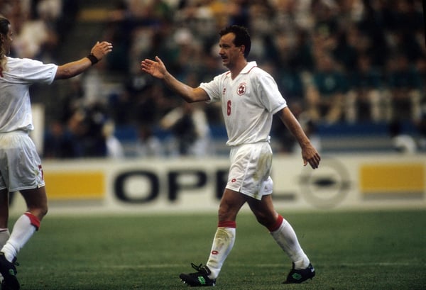 乔治·布雷吉在1994年国际足联世界杯上庆祝瑞士队对阵美国队的进球