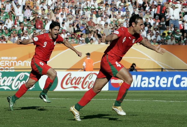 在2006年德国世界杯上，叶海亚·戈尔莫哈马迪庆祝伊朗队对阵墨西哥队的进球。