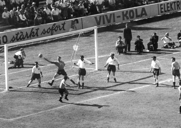 奥布杜利奥·瓦雷拉在1954年瑞士世界杯四分之一决赛中代表乌拉圭队攻破英格兰队的球门。