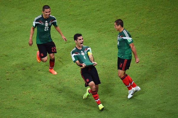 拉法·马克斯在2014年巴西世界杯上为墨西哥队攻破克罗地亚队球门后庆祝进球