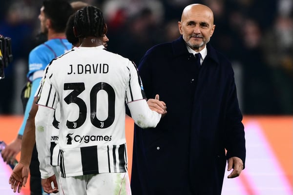 卢西亚诺·斯帕莱蒂(右)表示支持大卫。/ MARCO BERTORELLO/AFP/Getty Images