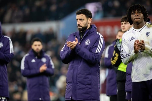 费尔南德斯对一些维拉球迷说了些难听的话。/ Ash Donelon/曼联/Getty Images