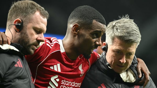 亚历山大·伊萨克（中）将面临长期伤停。/ USTIN TALLIS/AFP/Getty Images