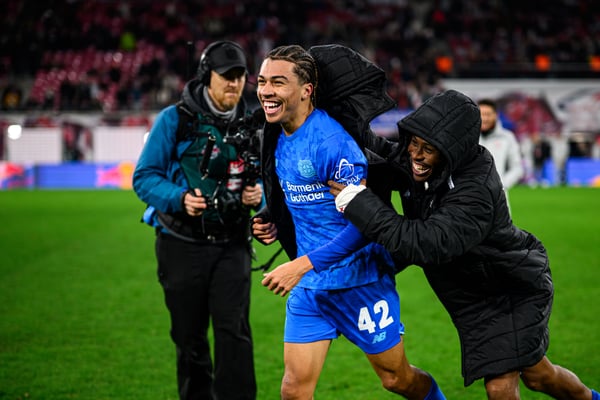 蒙特雷尔·卡尔布雷斯（中）可以代表德国或美国国家队出战成年组比赛。/ Jörg Schüler/Bayer 04 Leverkusen/Getty Images