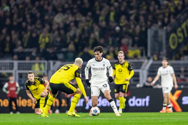乔瓦尼·雷纳自德甲赛季开始前离开多特蒙德后，首次代表球队出战多特蒙德。/ Christian Verheyen/Borussia Moenchengladbach/Getty Images