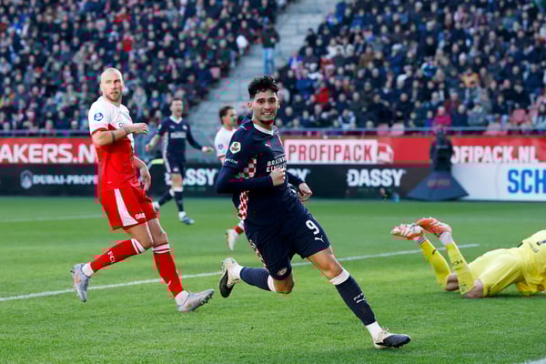 里卡多·佩皮在代表埃因霍温PSV的第四场联赛中连续进球。/ 图片来源：Prestige/Soccrates/Getty Images