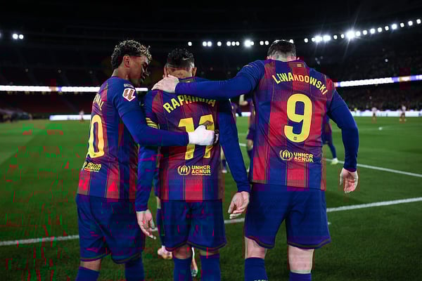 拉明·亚马尔（左）、拉菲尼亚和罗伯特·莱万多夫斯基组成了世界足坛最伟大的攻击三叉戟之一。/ Eric Alonso/Getty Images