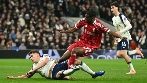 亚历山大·伊萨克（中）在球入网前就已感到疼痛。/ JUSTIN TALLIS/AFP/Getty Images