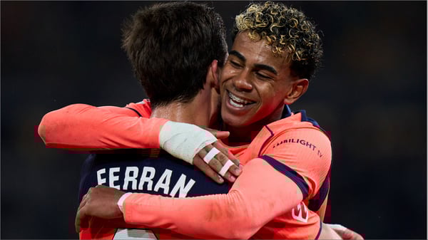 巴塞罗那队实力大增，拉明·亚马尔的表现吸引了所有人的目光。/ Diego Souto/Getty Images