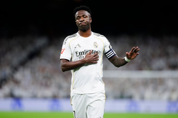 维尼修斯·儒尼奥尔在皇家马德里上一场联赛的部分比赛中遭到了球迷的嘘声。/ Guille Martinez/f22photo/NurPhoto.Getty Images