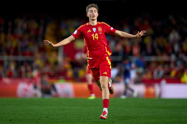 迪恩·胡伊森效力于西班牙和伯恩茅斯队