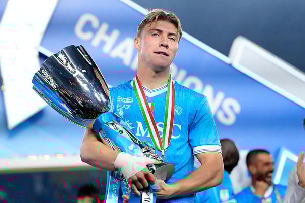 拉斯穆斯·霍伊伦德赢得了他职业生涯的第三座奖杯。/ Jose Breton/Pics Action/NurPhoto/Getty Images