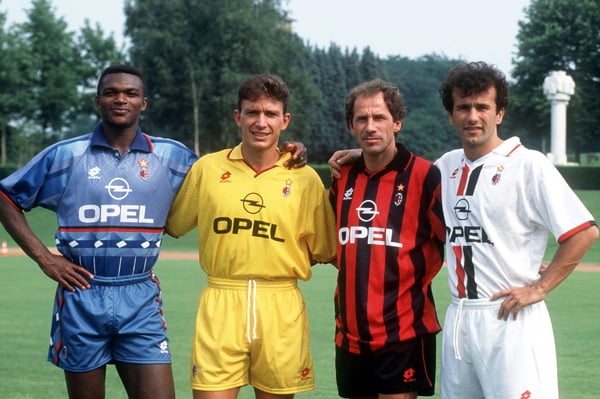 AC米兰1995-96赛季的蓝色第四球衣堪称经典。/ IMAGO/Buzzi