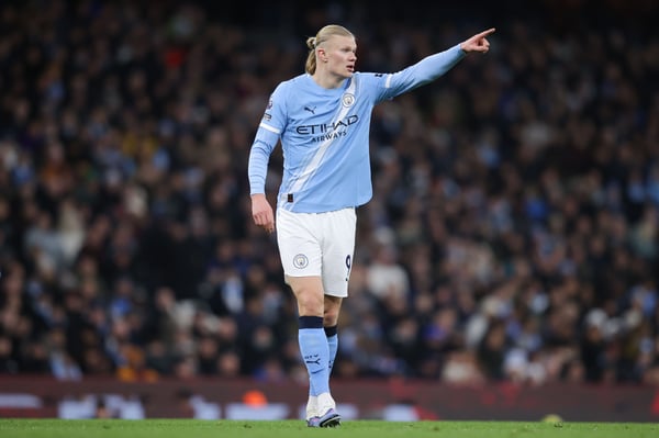 埃尔林·哈兰德领衔的曼城缩小了与对手的差距。/ James Gill/Danehouse/Getty Images