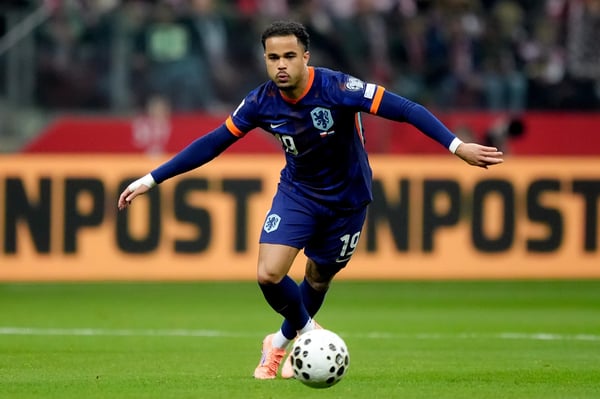 贾斯汀·克鲁伊维特代表荷兰队在华沙对阵波兰的比赛中，这是2026年国际足联世界杯欧洲区预选赛的一部分。